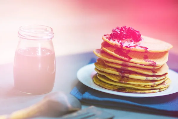 Läckra gyllene pannkakor med färska björnbär och blackberry, ljus toning — Stockfoto