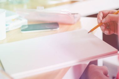 Notlar not defteri ofisinde ışık tonlama yapma eller Close-up