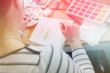 yaratıcı ilham. Eskiz çizmek veya ışık tonlama parlak fikirler yazma