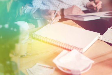 el genç kadının çekici notlar not defterinde, ışık tonlama