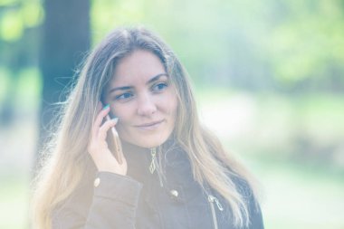 Evet, bir sabah bir akıllı telefon ile bir parkta yürüyüş ve kahve, hafif tonlama kızdır