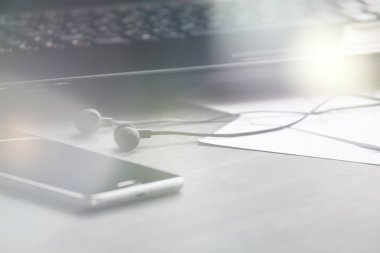 Tonlama hafif dizüstü bilgisayar, Gözlük, kulaklık ve ahşap masa üstü görünümü, akıllı telefon