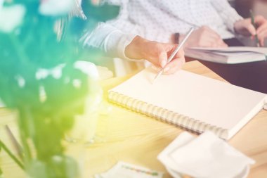 Kadının el ışık tonlama Organizer'da yazma yakın çekim