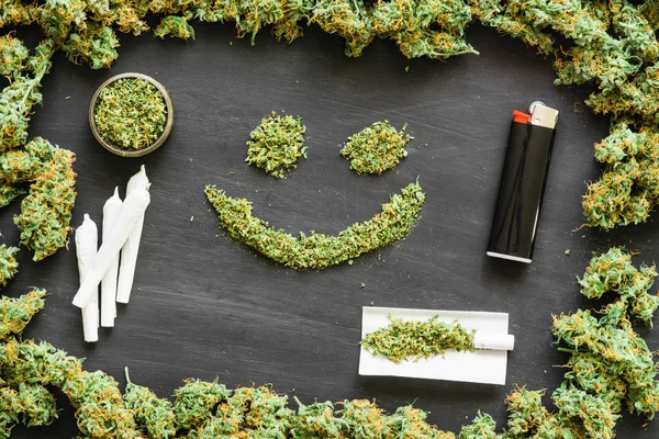 Muita marijuana, botões frescos de maconha, muitas ervas daninhas. Sorriso spase cópia Espaço de cópia — Fotografia de Stock