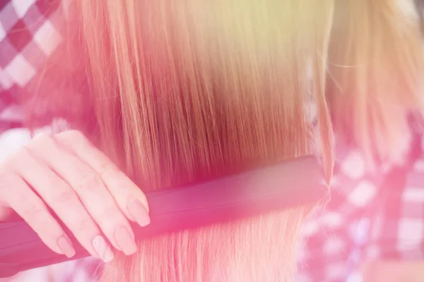 Girl reflection in the mirror, which makes the hair hairdresser, light toning — Stock Photo, Image