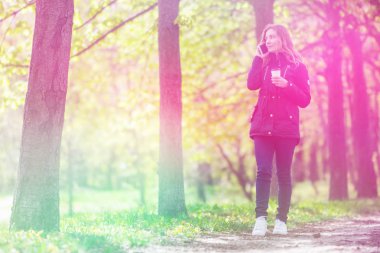 Evet, bir sabah bir akıllı telefon ile bir parkta yürüyüş ve kahve, hafif tonlama kızdır