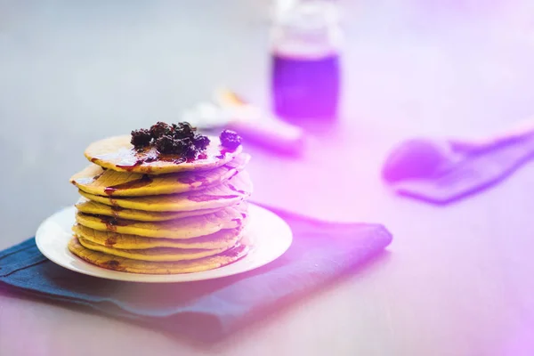 Läckra gyllene pannkakor med färska björnbär och blackberry jam, ljus toning — Stockfoto