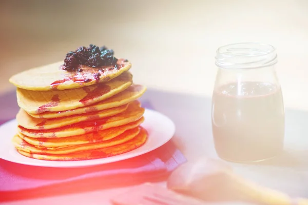 Läckra gyllene pannkakor med färska björnbär och blackberry jam, ljus toning — Stockfoto