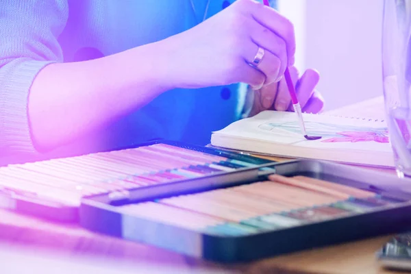 Novia irreconocible, mujer, mujer, mano de niña en vestido de novia blanco sentado y dibujo con lápiz en el cuaderno, tonificación ligera — Foto de Stock