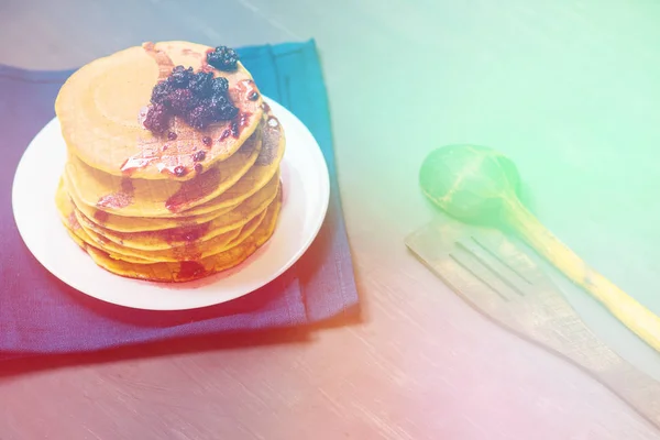 Läckra gyllene pannkakor med färska björnbär och blackberry jam, ljus toning — Stockfoto