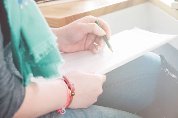 Clouse-up női kéz írásban notebook, könnyű alakformálás — Stock Fotó