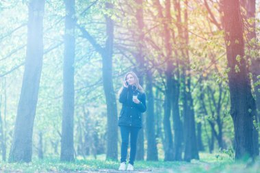 Evet, bir sabah bir akıllı telefon ile bir parkta yürüyüş ve kahve, hafif tonlama kızdır