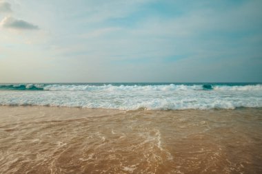 Güzel deniz yaz veya arka plan bahar. Mavi okyanus ve cennet ve arkadaki Günbatımı ile altın kum plaj.