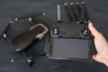 Uzaktan antenler ve elinde uçağı kontrol etmek için bir akıllı telefon ile. Dronlar yaşam ve Sanayi kullanarak kavramı. Yenilik fotoğraf kavramı. Dostum renk.