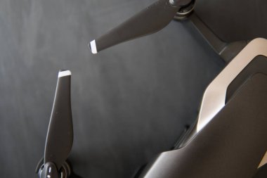 Renk dostum. Siyah bir tabloda yeni bir siyah dron. Dronlar yaşam ve Sanayi kullanarak kavramı. Yakın motorları ve bıçaklar robot makro ayrıntılar. Uzay kopyalayın. Yenilik fotoğraf kavramı.