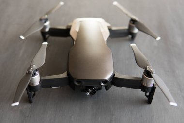 Siyah bir tabloda yeni bir siyah dron. Dronlar yaşam ve Sanayi kullanarak kavramı. Yakın çekim. Yenilik fotoğraf kavramı. gökyüzü üzerinde dijital fotoğraf makinesi.