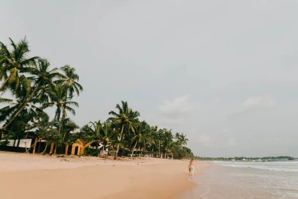Plage paradis tropical avec sable blanc et coco palmiers voyage tourisme large panorama arrière-plan concept — Photo