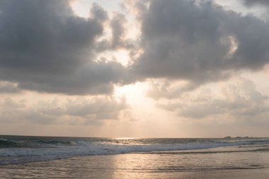 Plajda tropik gün batımı. Ao-Nang. Yengeç. Tayland