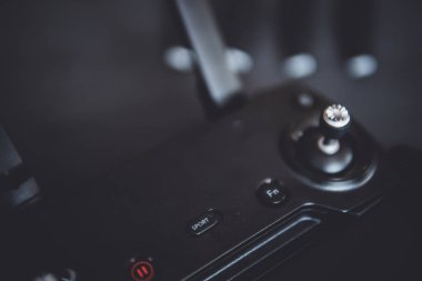 Moody renk. Dronlar yaşam ve Sanayi kullanarak kavramı. Yenilik fotoğraf kavramı. Uçağı kontrol etmek için makro uzaktan antenler ve bir akıllı telefon ile.