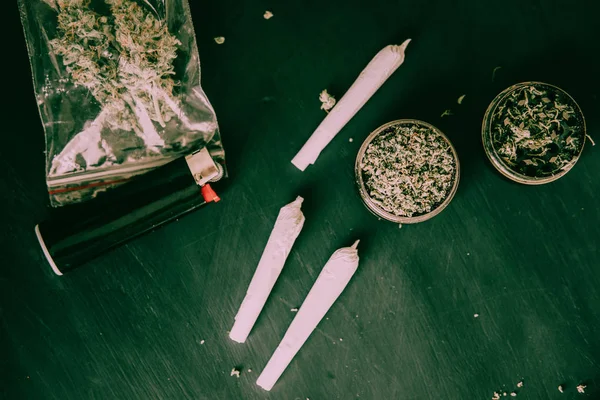 Brotes de cannabis sobre la mesa en el paquete y articulación sobre la mesa — Foto de Stock