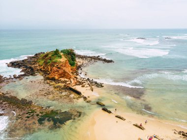 Tropikal plaj havadan aşağıya doğru bakış. Broidered Sri Lanka uzun atış