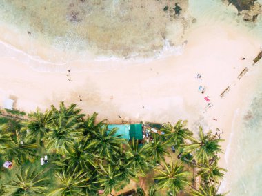 Güzel beyaz kum plaj turkuaz deniz su uzun atış ile üstten görünüm