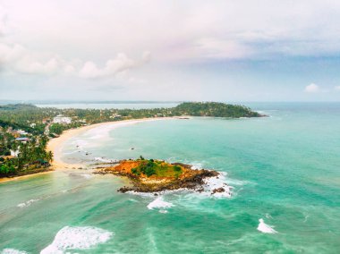 Egzotik beyaz kum plaj ihtimal yıkama zümrüt okyanus dalgaları üzerinde uçan