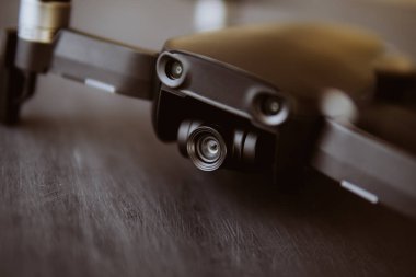 Renk dostum. Siyah bir tabloda yeni bir siyah dron. Dronlar yaşam ve Sanayi kullanarak kavramı. Drone kamera yakın makro ayrıntılar. Uzay kopyalayın. Yenilik fotoğraf kavramı.