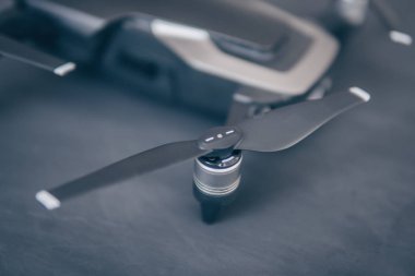 Yenilik fotoğraf kavramı. Renk dostum. Siyah bir tabloda yeni bir siyah dron. Dronlar yaşam ve Sanayi kullanarak kavramı. makro Ayrıntılar motoru ve pervane. Kopya alanı.
