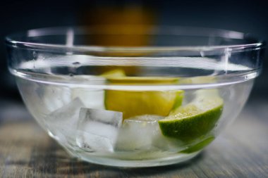 Buz küpleri ve beyaz bir arka plan ve yumuşak gölge ile kireç.