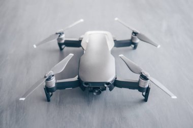 Gökyüzü dijital kamerada. Renk dostum. Siyah bir tabloda yeni bir siyah dron. Yakın çekim. Dronlar yaşam ve Sanayi kullanarak kavramı. Yenilik fotoğraf kavramı.