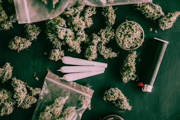 Sur la table bourgeons de cannabis dans l'emballage et joint sur la table — Photo