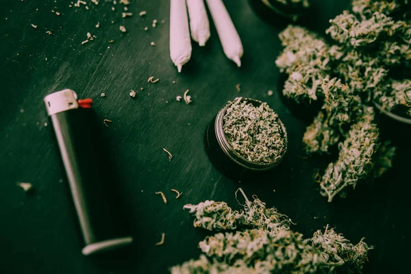 Hengerelt közös, a marihuána, a háttérben a friss hangulatos zöld hang — Stock Fotó