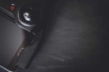 Uzay kopyalayın. Uçağı kontrol etmek için makro kumandayla antenler ve bir akıllı telefon. Dronlar yaşam ve Sanayi kullanarak kavramı. Yenilik fotoğraf kavramı. Moody renk .
