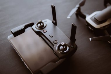 Uzaktan kumanda ve smartphone makro ayrıntılar. Uzay kopyalayın. Yenilik fotoğraf kavramı. Renk dostum. Siyah bir tabloda yeni bir siyah dron. Dronlar yaşam ve Sanayi kullanarak kavramı. Yakın çekim