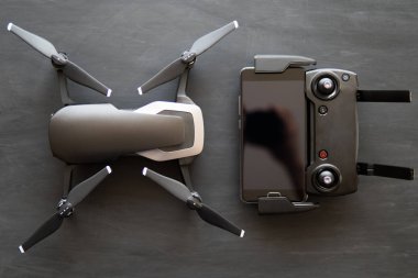 makro ayrıntılar. Uzay kopyalayın. Yenilik fotoğraf kavramı. Renk dostum. Siyah bir tabloda yeni bir siyah dron. Dronlar yaşam ve Sanayi kullanarak kavramı. Üstten görünüm uzaktan ve smartphone
