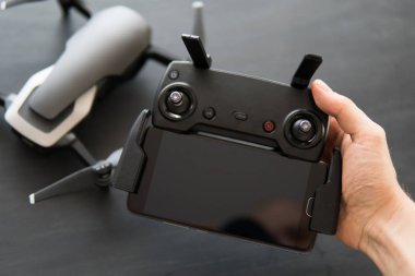 Renk dostum. Dronlar yaşam ve Sanayi kullanarak kavramı. . Yenilik fotoğraf kavramı. Antenler ve elinde uçağı kontrol etmek için bir akıllı telefon ile uzaktan