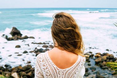 Şehvetli kadın vücut. Kız özgürlük rüzgarlı gün hoşlanır.