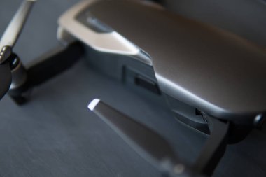 Uzay kopyalayın. Yenilik fotoğraf kavramı. Renk dostum. Siyah bir tabloda yeni bir siyah dron. Dronlar yaşam ve Sanayi kullanarak kavramı. Pervane ve motor makro Ayrıntılar .