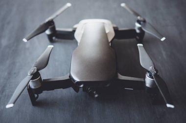 Gökyüzü dijital kamerada. Siyah bir tabloda yeni bir siyah dron. Dronlar yaşam ve Sanayi kullanarak kavramı. Yakın çekim. Yenilik fotoğraf kavramı.