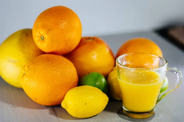 Volles Glas Orangensaft auf weißem Hintergrund — Stockfoto