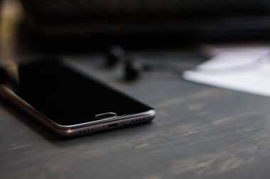 Makro çekim Smartphone ve Laptop ve kahve siyah arka plan. Moody renk dostum. iş kavramı. Yakın çekim.