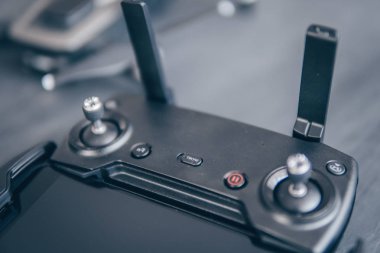 Kopyalama alanı kapatın. Yenilik fotoğraf kavramı. Renk dostum. Dronlar yaşam ve Sanayi kullanarak kavramı. Uzaktan kumanda ve smartphone makro Ayrıntılar.