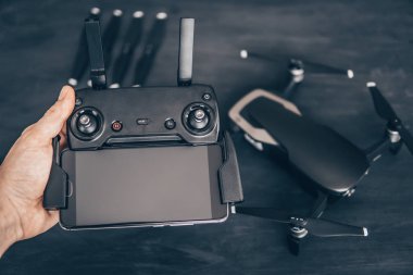 Uzaktan antenler ve elinde uçağı kontrol etmek için bir akıllı telefon ile. Renk dostum. Dronlar yaşam ve Sanayi kullanarak kavramı. Yenilik fotoğraf kavramı. Dostum renk.