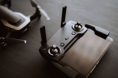 Uzaktan kumanda ve smartphone makro Ayrıntılar kapatın. Uzay kopyalayın. Yenilik fotoğraf kavramı. Renk dostum. Siyah bir tabloda yeni bir siyah dron. Dronlar yaşam ve Sanayi kullanarak kavramı.