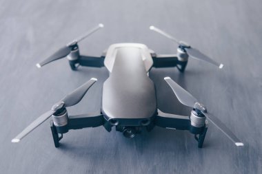 Yenilik fotoğraf kavramı. Gökyüzü dijital kamerada. Renk dostum. Siyah bir tabloda yeni bir siyah dron. Yakın çekim. Dronlar yaşam ve Sanayi kullanarak kavramı.