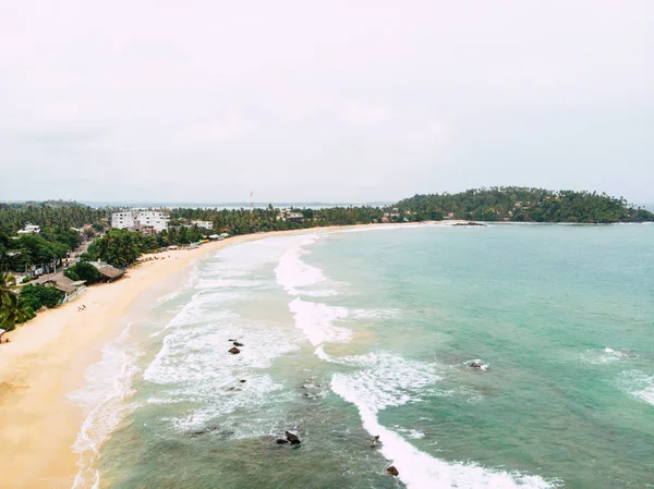 Vista aérea hacia abajo de la playa tropical. Mirisa Sri Lanka tiro largo —  Fotos de Stock