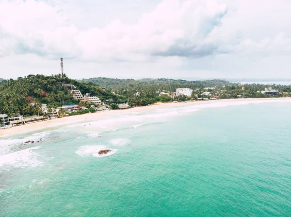 Praia de areia aérea, vista superior de uma bela praia de areia aérea tiro longo — Fotografia de Stock