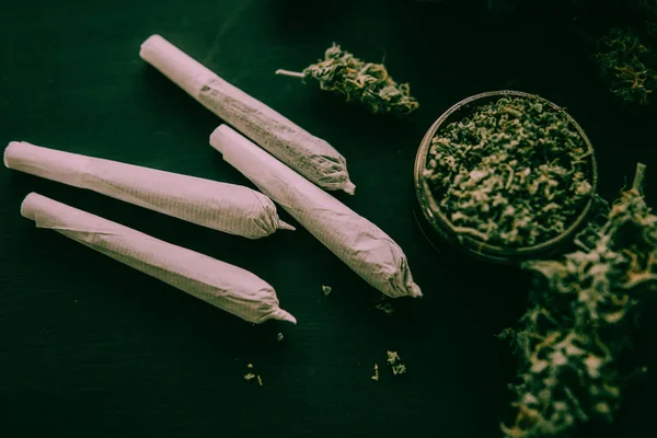 Macro de marihuana conjunta con tricomas y hierba machacada tono verde malhumorado — Foto de Stock