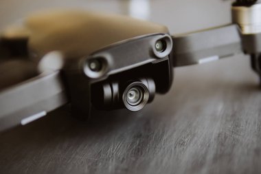 Yenilik fotoğraf kavramı. Renk dostum. Siyah bir tabloda yeni bir siyah dron. Dronlar yaşam ve Sanayi kullanarak kavramı. Drone kamera yakın makro ayrıntılar. Kopya alanı.